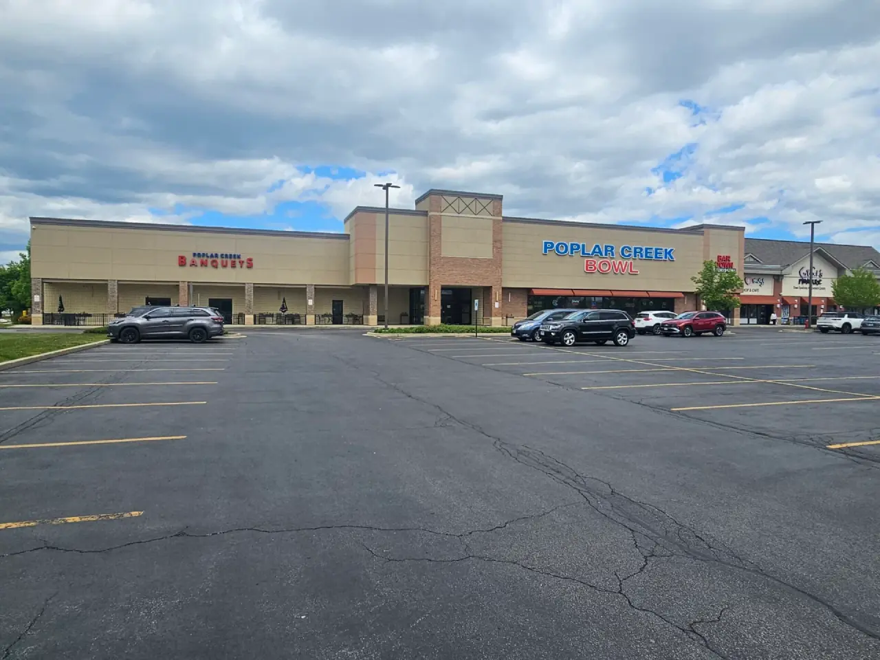 poplar-creek-bowl-banquets-exterior